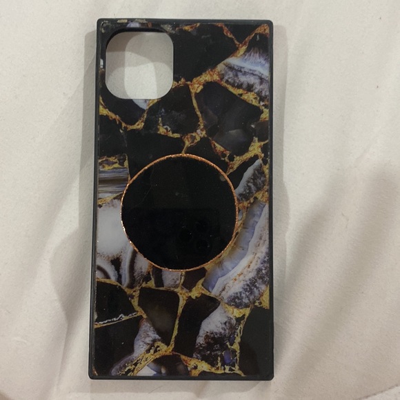 11 max pro iPhone cases and a battery charger bundle - Picture 5 of 10